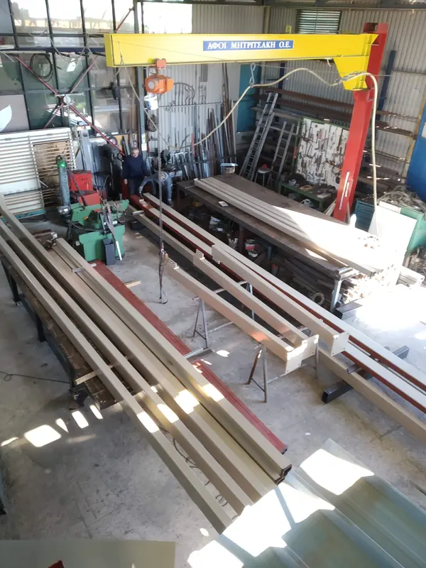 Προφίλ έτοιμα για κοπή κάτω από τον γερανό