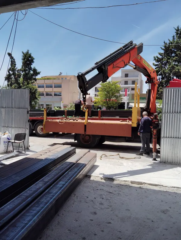 Το γερανοφόρο φορτηγό της εταιρείας