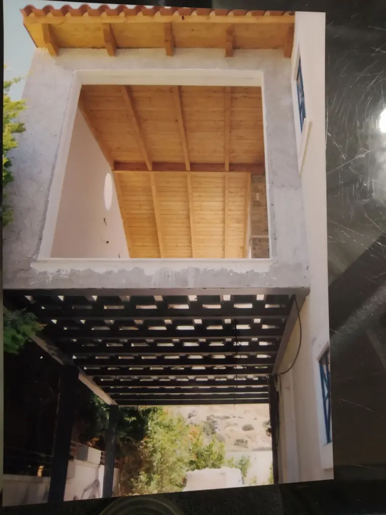 Μεταλλικές δοκοί κάτω από ξύλινη οροφή