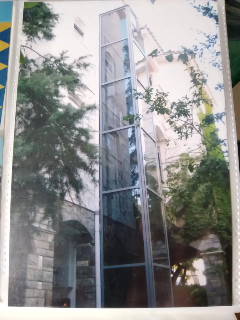 Εξωτερικό φρεάτιο ανελκυστήρα με υαλοπίνακες