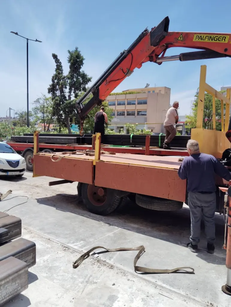 Φόρτωση δοκών στο γερανοφόρο φορτηγό