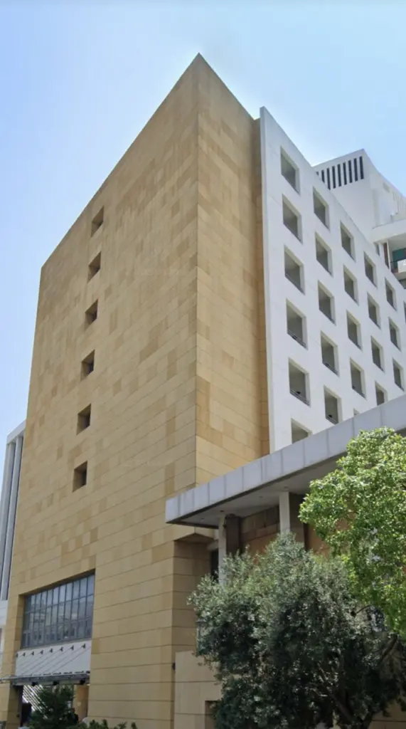 Κτίριο γραφείων με πέτρινη επένδυση
