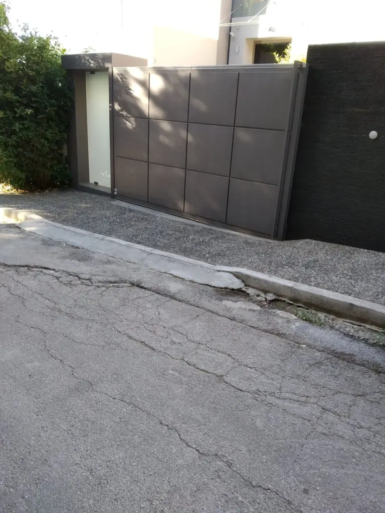 Συρόμενη μεταλλική αυλόπορτα