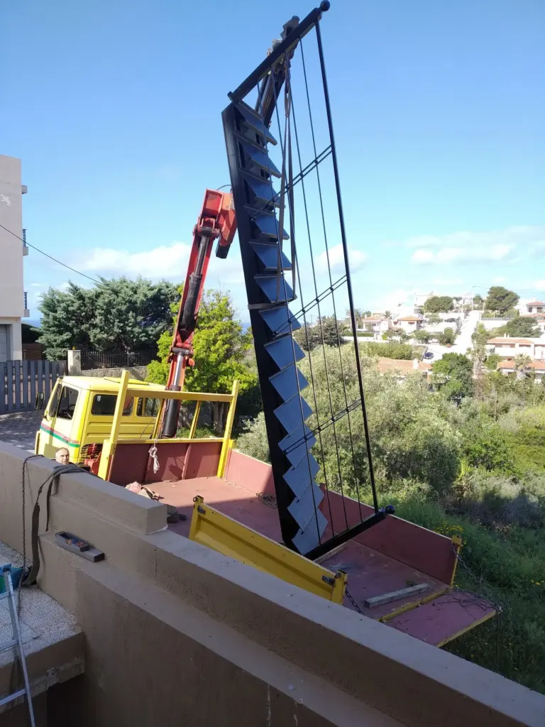 Η σκάλα ανυψώνεται με γερανό για την τοποθέτηση